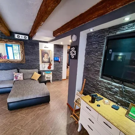 Two Diana With Pool, Sauna, Playground فيلة جيسينتسي